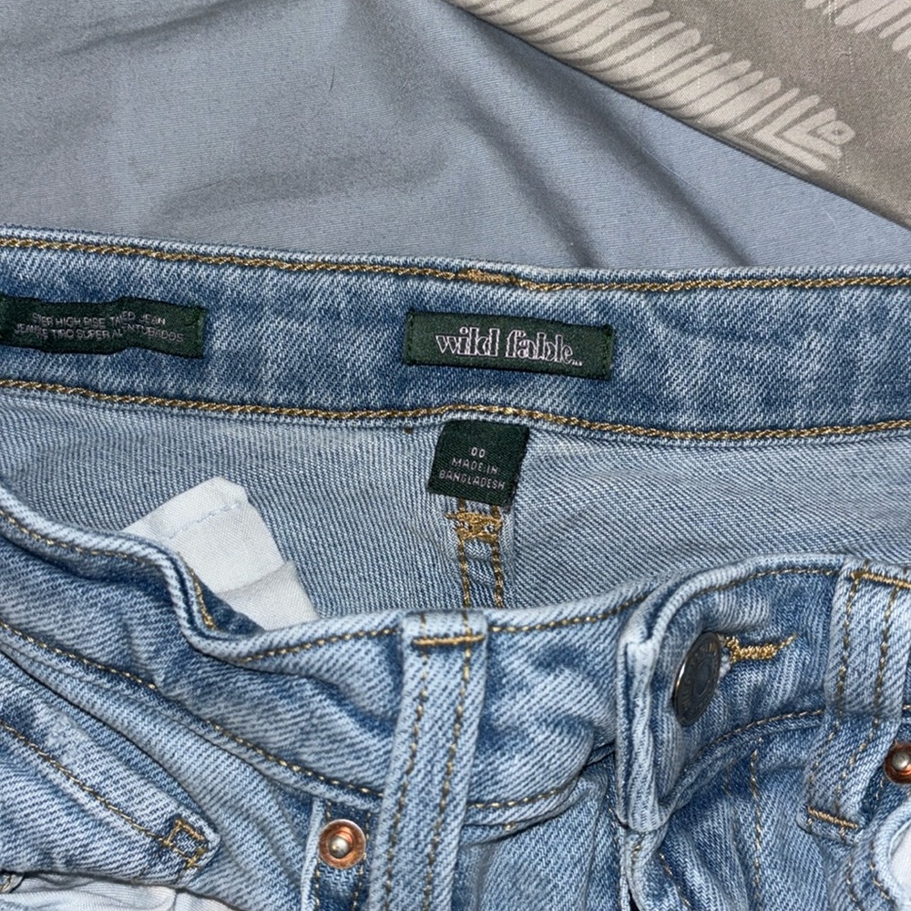 Wild Fable 00 jean, rips in the knee, lightly worn, light wash